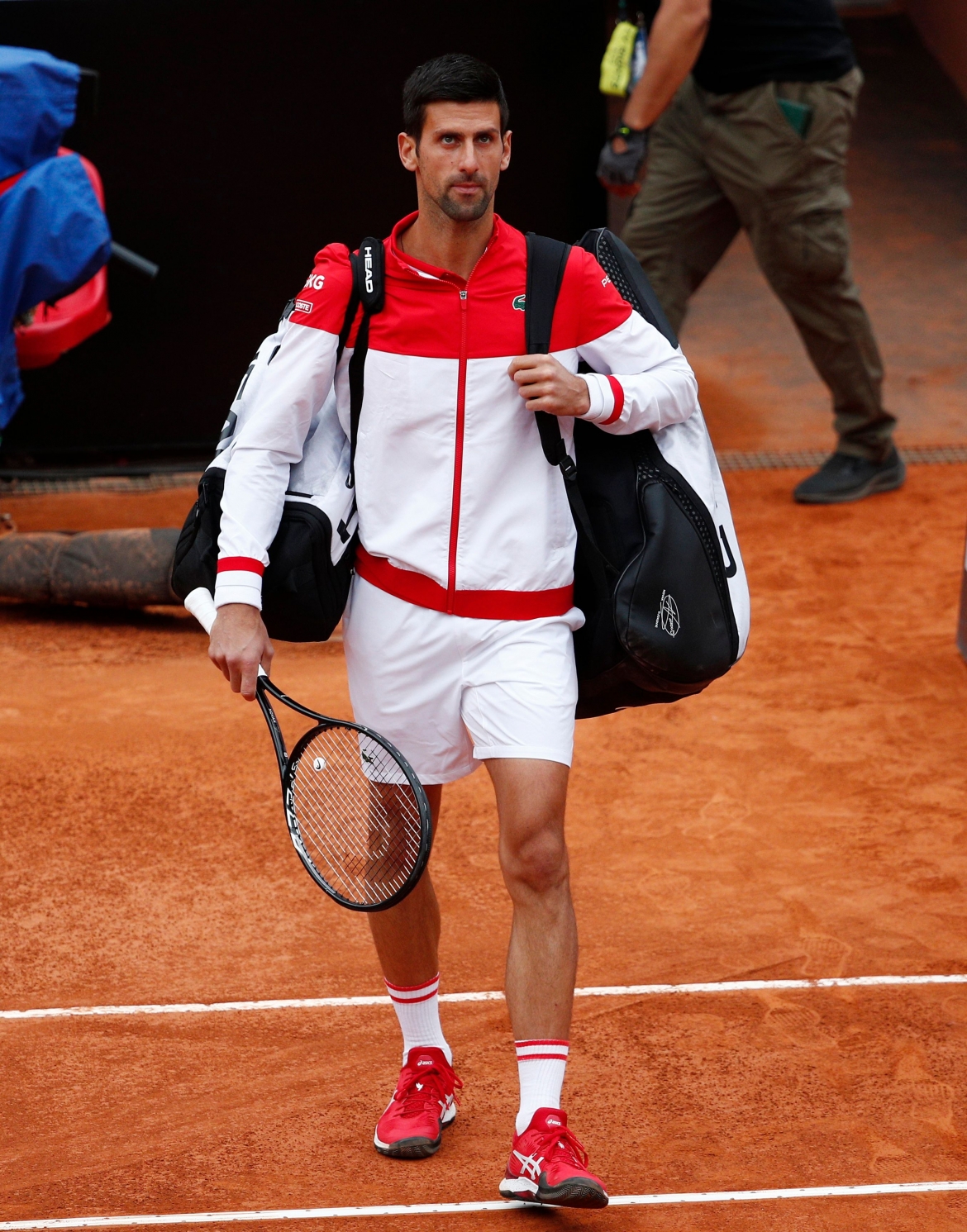 Trong khi đó, Djokovic phải trải qua đến 2 trận đấu chỉ trong 1 ngày khi lần lượt đánh bại Tsitsipas và Sonego ngày 15/5 để đối đầu Nadal trong trận chung kết diễn ra tối muộn 16/5 theo giờ Việt Nam. 