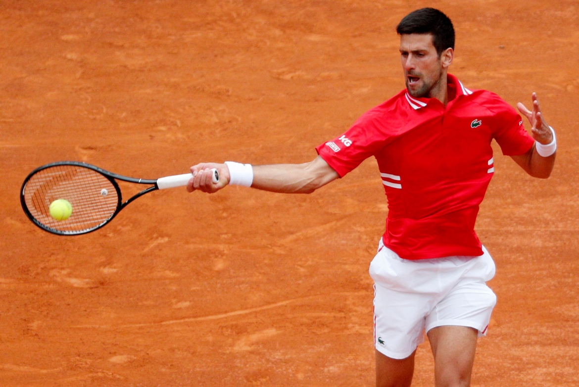 Bất chấp việc thể lực bị bào mòn sau 2 trận đấu liên tục, Djokovic vẫn là người khởi đầu trận chung kết Rome Masters 2021 tốt hơn với break ngay game cầm giao bóng đầu tiên của Nadal. 