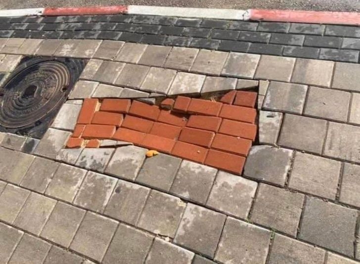 Cách mà thợ xây dựng sửa chữa vỉa hè bị vỡ nát.
