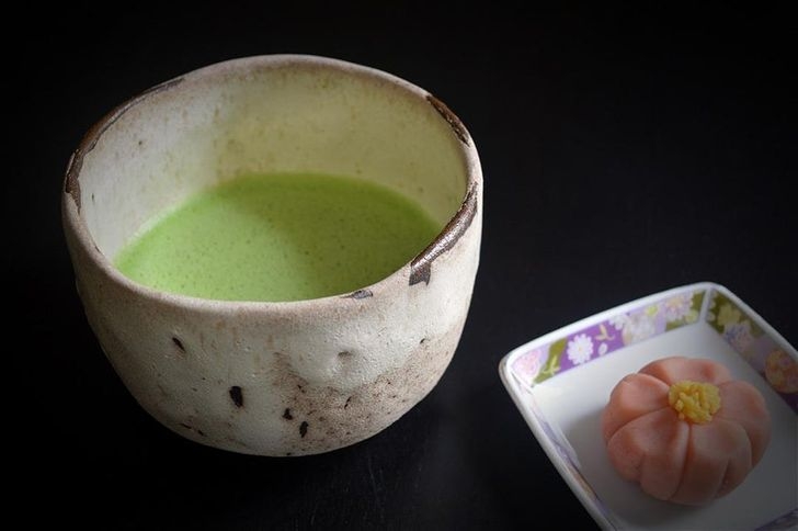 "Chawan" là tên một loại cốc truyền thống chuyên dùng để uống trà ở "xứ sở mặt trời mọc" Nhật Bản. Đặc điểm của những chiếc cốc "chawan" là chúng khiến người sử dụng có cảm giác thoải mái khi uống, cầm, nắm và có thể giữ nhiệt độ trong thời gian dài. là một loại bát truyền thống để pha và uống trà. Chawan có nhiều hình dáng, kích thước, chất liệu khác nhau và được chế tác khá tinh xảo.