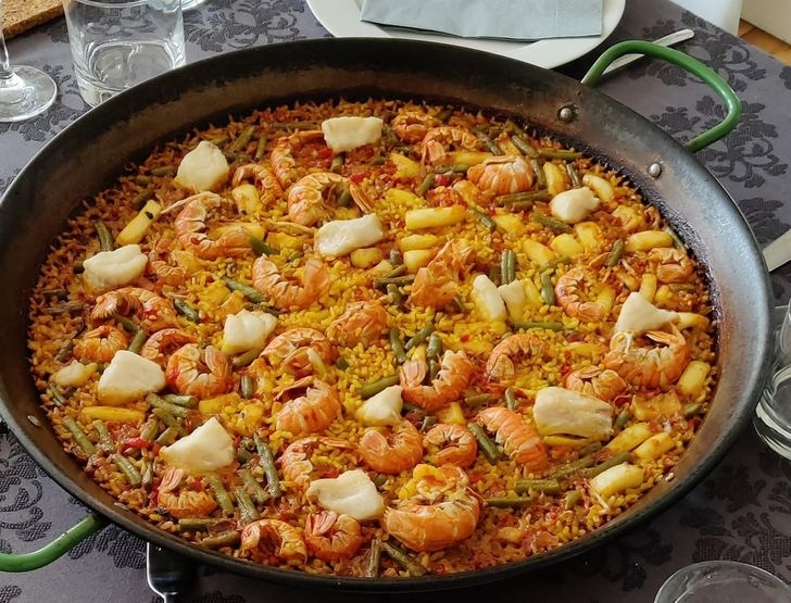 Một trong những món đặc sản nổi tiếng của đất nước Tây Ban Nha là món cơm Paella được chế biến từ gạo rang cùng hải sản. Chảo không sâu lòng nhưng có đường kính lớn có thể phục vụ cho cả gia đình.