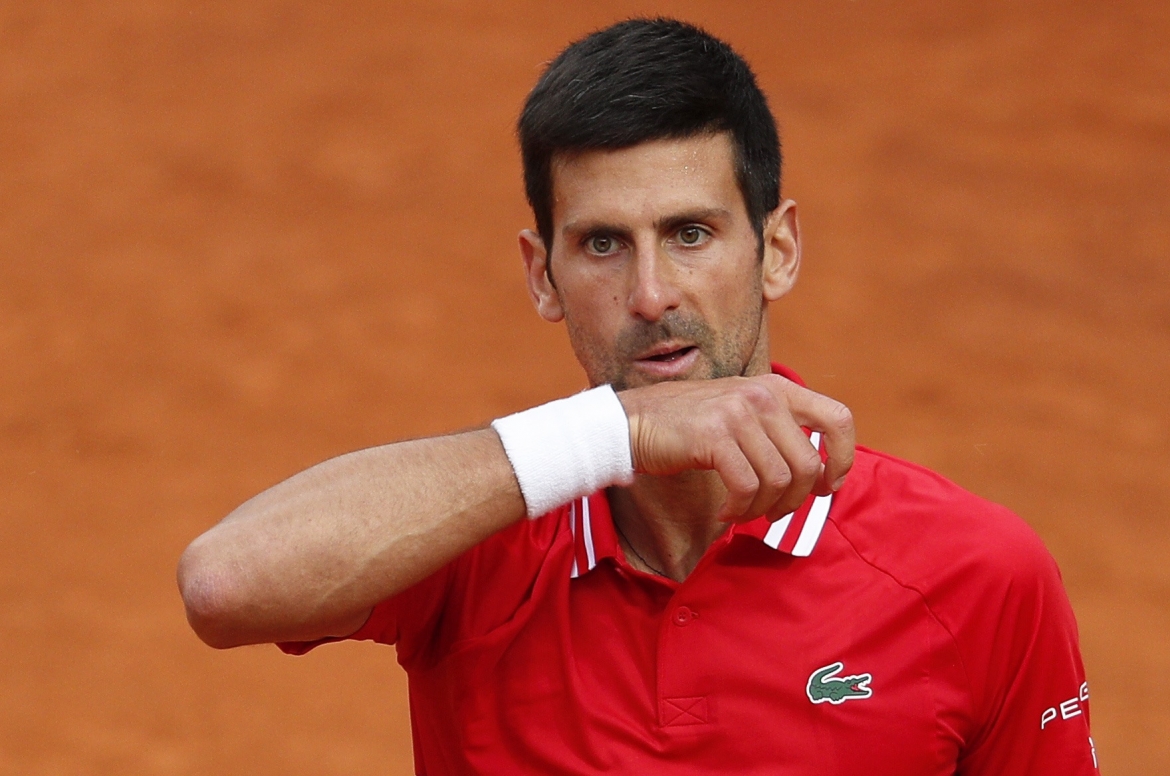 Sang set 2, Djokovic tập trung trong từng đường bóng ngay từ đầu. Tay vợt số 1 thế giới giành đến 2 break để thắng cách biệt 6-1. 