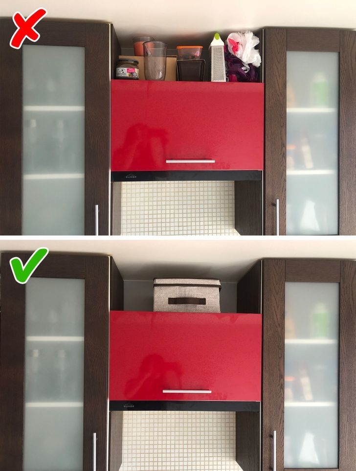 Nếu có một khoảng trống nào đó giữa tủ bếp trên và trần nhà, thông thường mọi người sẽ tranh thủ đặt đồ lên đó. Tuy nhiên, việc tận dụng này sẽ khiến gian bếp của bạn trông lộn xộn và kém đẹp. Bạn hãy sử dụng một cái hộp để chứa đồ, chúng vừa giúp đồ đạc không bị bẩn lại khiến căn bếp gọn gàng hơn. 