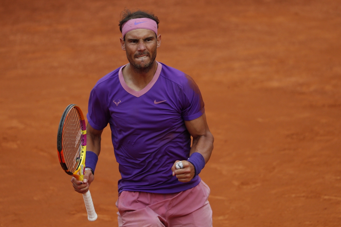 Tận dụng điều đó, Nadal bẻ game giao bóng quan trọng của Djokovic ở game thứ 6 trước khi khép lại trận đấu với chiến thắng 6-3 ở set quyết định. 