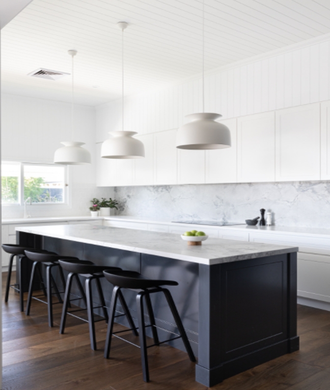 Căn bếp ở thành phố Brisbane, bang Queensland, Australia này mang một phong cách mà rất nhiều người Úc ưa chuộng: sự kết hợp thành công của các yếu tố cổ điển (gam màu đen - trắng và mặt quầy bếp bằng đá cẩm thạch...) với phong cách Hamptons tinh tế (như hệ thống đèn treo và các chi tiết kêt nối...).