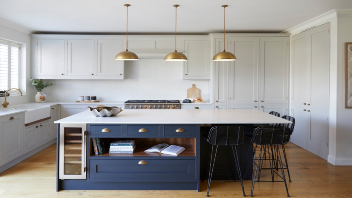 Điểm mấu chốt cho sự thành công về thiết kế của căn bếp tuyệt đẹp ở London này là sự cân bằng giữa các mặt đối lập, giữa cổ điển và hiện đại, bóng tối và ánh sáng và sự kết hợp, pha trộn nhiều lớp kết cấu, vật liệu. Để tối đa hóa không gian và khai thác chiều cao trần, các ngăn tủ dọc dưới bàn bếp được bố trí tách riêng. Không gian cũng trở nên sống động hơn với một số chi tiết bằng đồng cổ, có lớp gỉ phong hóa đáng yêu, cũng như bộ ba đèn treo phía trên bàn bếp. (Địa điểm nhà: London, Anh)