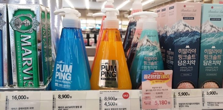 Vẫn tại Hàn Quốc, bạn có thể chọn mua một hộp kem đánh răng có vòi bơm, bơm một lượng kem đánh răng vừa đủ, được tính toán trước, thay vì bạn phải bóp tuýp kem đánh răng và gặp phải tình trạng lúc thừa, lúc thiếu kem đánh răng.