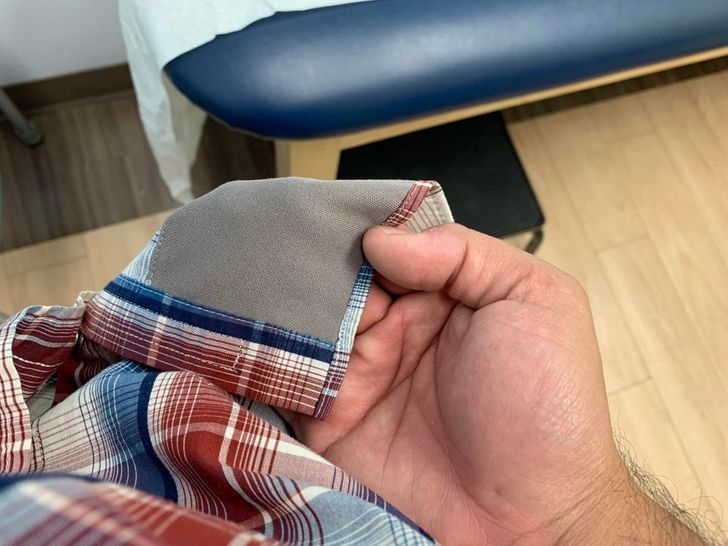 Nhà sản xuất áo sơ mi đã chu đáo khâu thêm một miếng nỉ vào phía trong vạt áo để các quý ông có thể sử dụng lau kính của mình khi cần thiết.