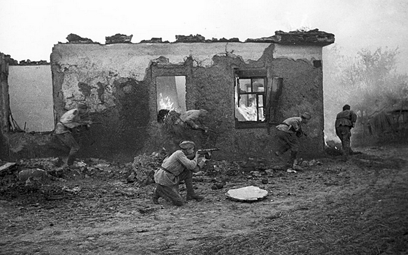 Binh sĩ Hồng quân Liên Xô chiến đấu ở gần Kharkov trong Thế chiến II. Ảnh: Sputnik.