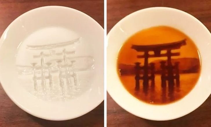 Nếu bạn đổ tương đen vào chiếc đĩa này, hình ảnh đền thờ Thần đạo sẽ hiện ra.