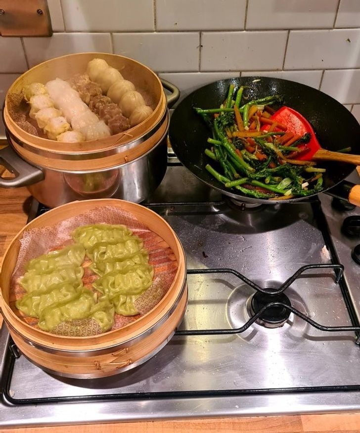 Nồi hấp bằng tre phổ biến ở các nước châu Á, tuy nhiên với phương Tây nó vẫn mang lại nhiều thú vị và tò mò. Những chiếc nồi hấp này có ưu điểm là thân thiện với môi trường, không làm cháy thức ăn và bạn có thể thưởng thức món ăn ngay sau khi vừa được hấp mà không phải dùng quá nhiều chén bát. 