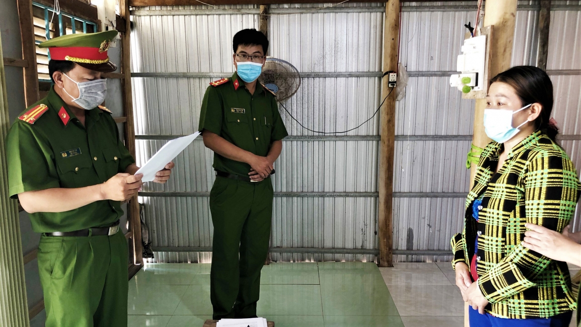 Lực lượng làm nhiệm vụ tống đạt lệnh bắt người phụ nữ lừa đảo 3,6 tỷ đồng
