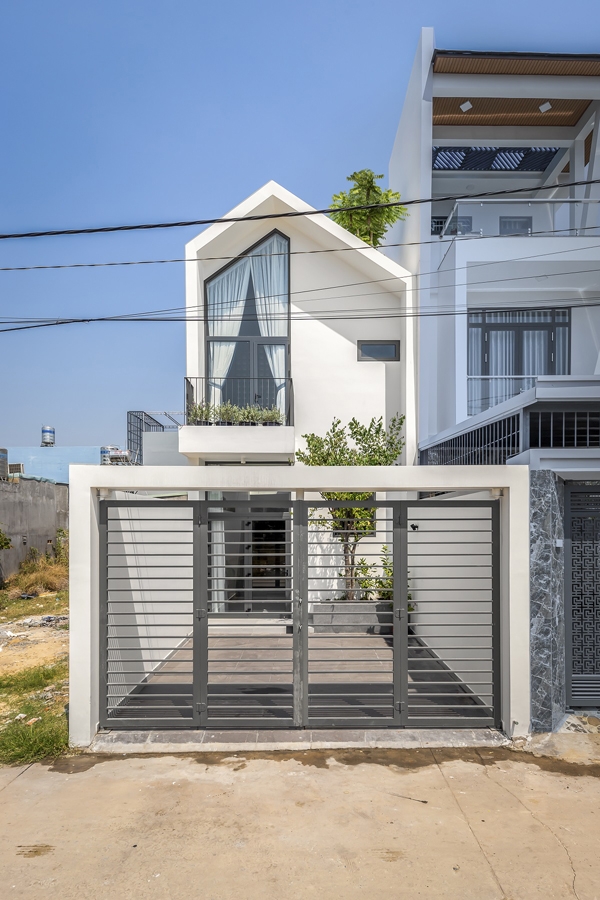 Công trình có dạng nhà phố, được xây dựng trên khu đất 125m2 ở TP Thủ Dầu Một, tỉnh Bình Dương, có ba bề tiếp giáp công trình khác và chỉ có một mặt thoáng ở phía trước. Yêu cầu của chủ nhà là tạo lập một không gian sống gần gũi thiên nhiên, thông thoáng, có nhiều cây xanh. Theo bản thiết kế, các kiến sư đã lùi phía trước để có một khoảng sân, cũng là tạo điểm nhìn. Ngôi nhà có cấu trúc 2 tầng phía trước và 3 tầng phía sau. Nhìn từ ngoài, ngôi nhà có hình thức hiện đại, đơn giản, trang nhã.