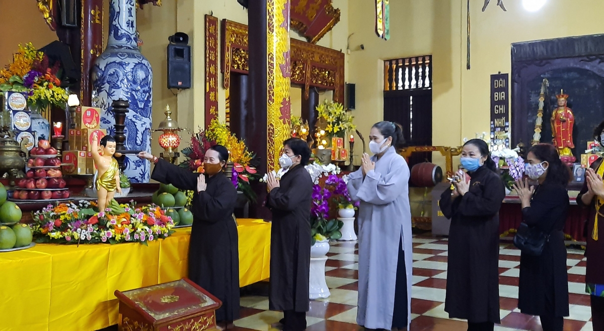 Phật tử chùa Quán Sứ (Hà Nội) thực hiện nghi lễ tắm Phật kính mừng mùa Phật đản năm 2020 (Ảnh: Xuân Loan)
