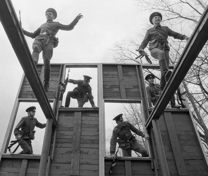 Các tân binh KGB huấn luyện trên thao trường. Ảnh: TASS.