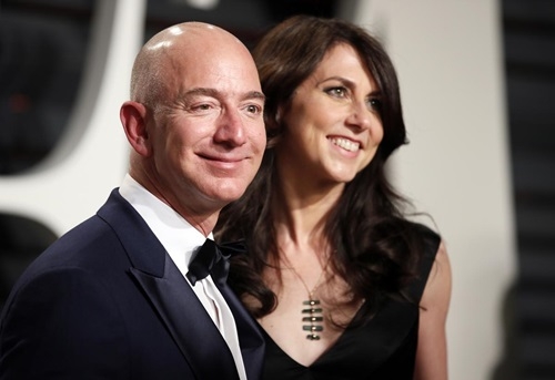 Tỷ phú Jeff Bezos và vợ ly hôn sau 25 năm chung sống.