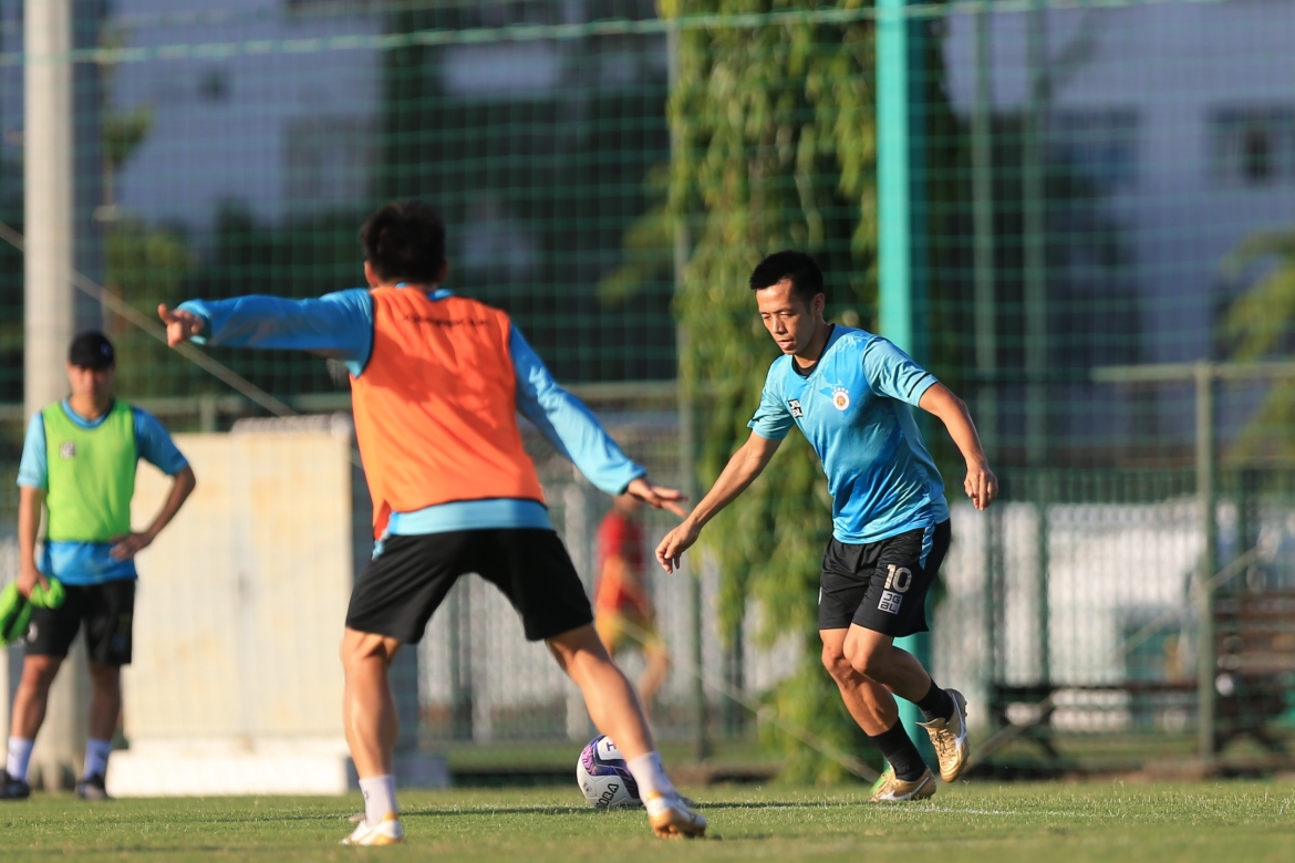 ... Hay cả những cầu thủ kỳ cựu như Văn Quyết đều tập trung tối đa cho buổi tập. 