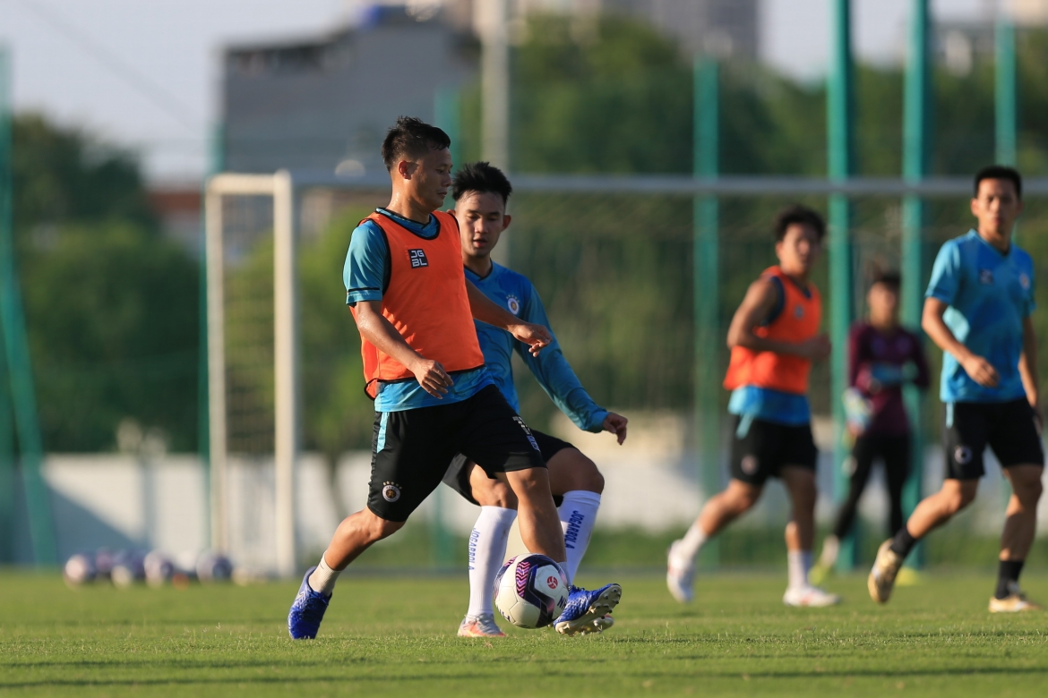 Tiền vệ kỳ cựu Thành Lương cho biết, chất lượng các buổi tập Hà Nội FC bị ảnh hưởng khi không có những cầu thủ là thành viên ĐT Việt Nam nhưng toàn đội đã quen với điều này mỗi khi đội tuyển tập trung. 