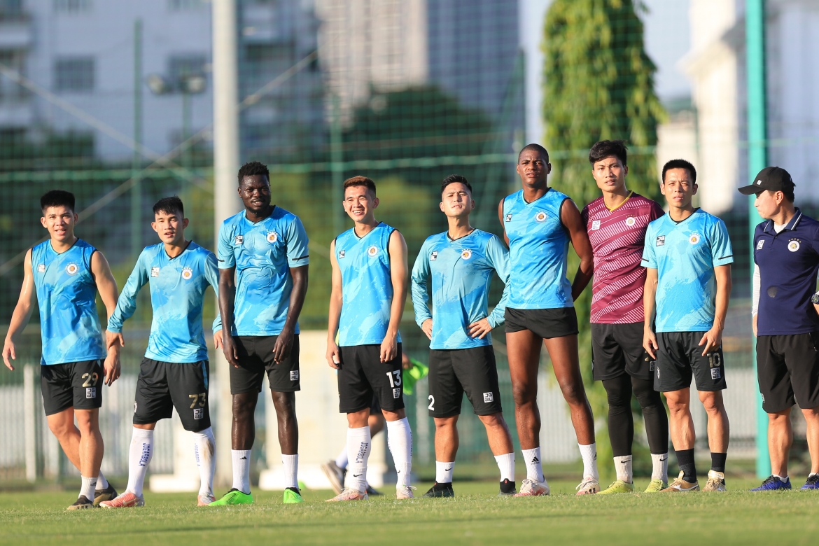 Dự kiến sau buổi tập gần nhất, Hà Nội FC sẽ tạm nghỉ đến ngày 5/7 để chờ các cầu thủ trụ cột trở về từ ĐT Việt Nam. Ngoài ra, một số thành viên của đội sẽ hoàn thành việc tiêm mũi vaccine thứ 2 ngừa Covid-19 trong ít ngày tới./. 