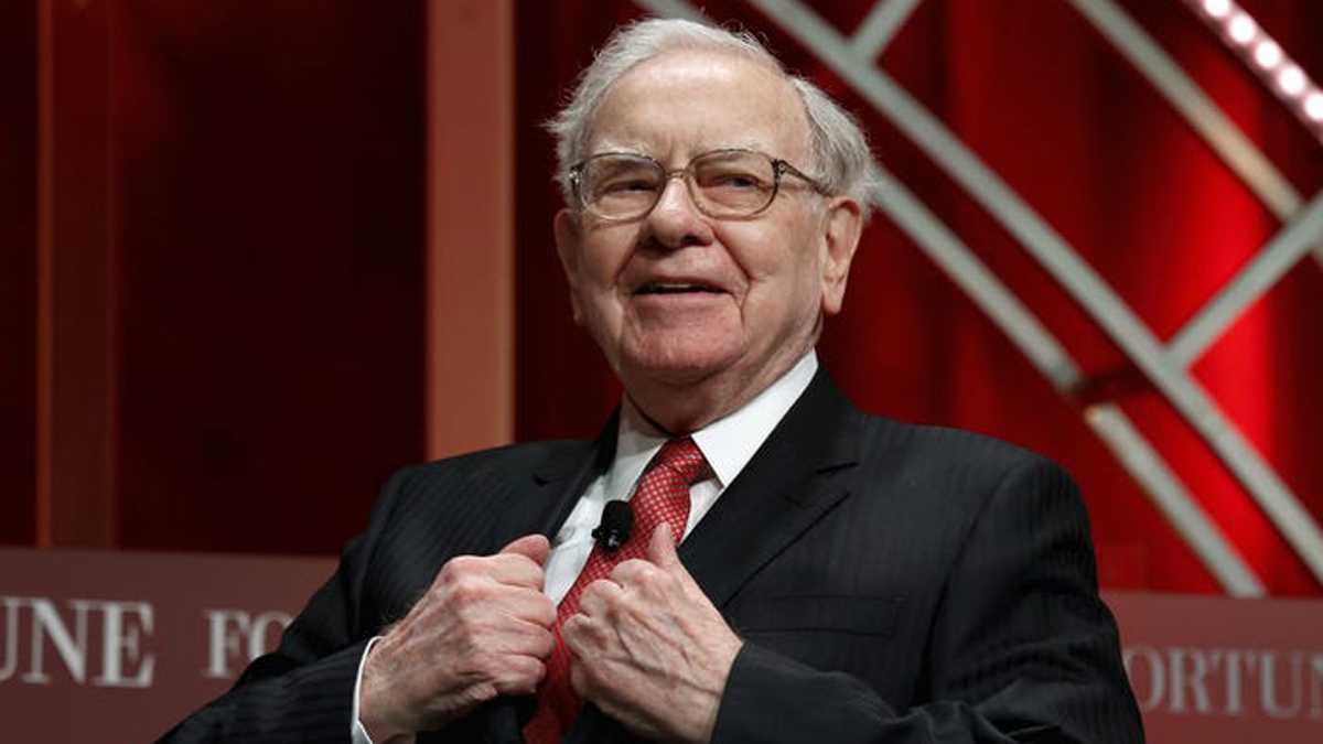 Warren Buffett mua cổ phiếu đầu tiên khi mới 11 tuổi, vào đầu năm 1942. Ông từng làm rất nhiều việc để kiếm tiền như đi giao báo, bán bóng golf, kinh doanh máy pinball. Với sự chăm chỉ của mình, Warren Buffett đã có trong tay 53.000 USD khi mới 16 tuổi.