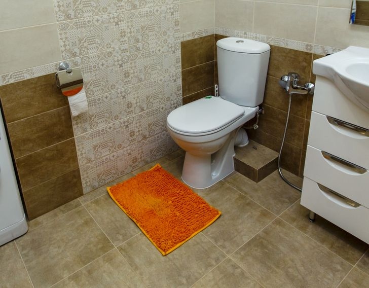 Thảm nhà vệ sinh: Chúng trông rẻ tiền, tích tụ nhiều bụi và tóc... Thảm sợi nhỏ không chịu được nhiệt độ cao nên không thể sấy khô trên bộ tản nhiệt và đặt trên sàn ấm. Theo thời gian, về mặt thảm trở nên phẳng, ngừng hút ẩm và nhìn chung có vẻ xấu xí.