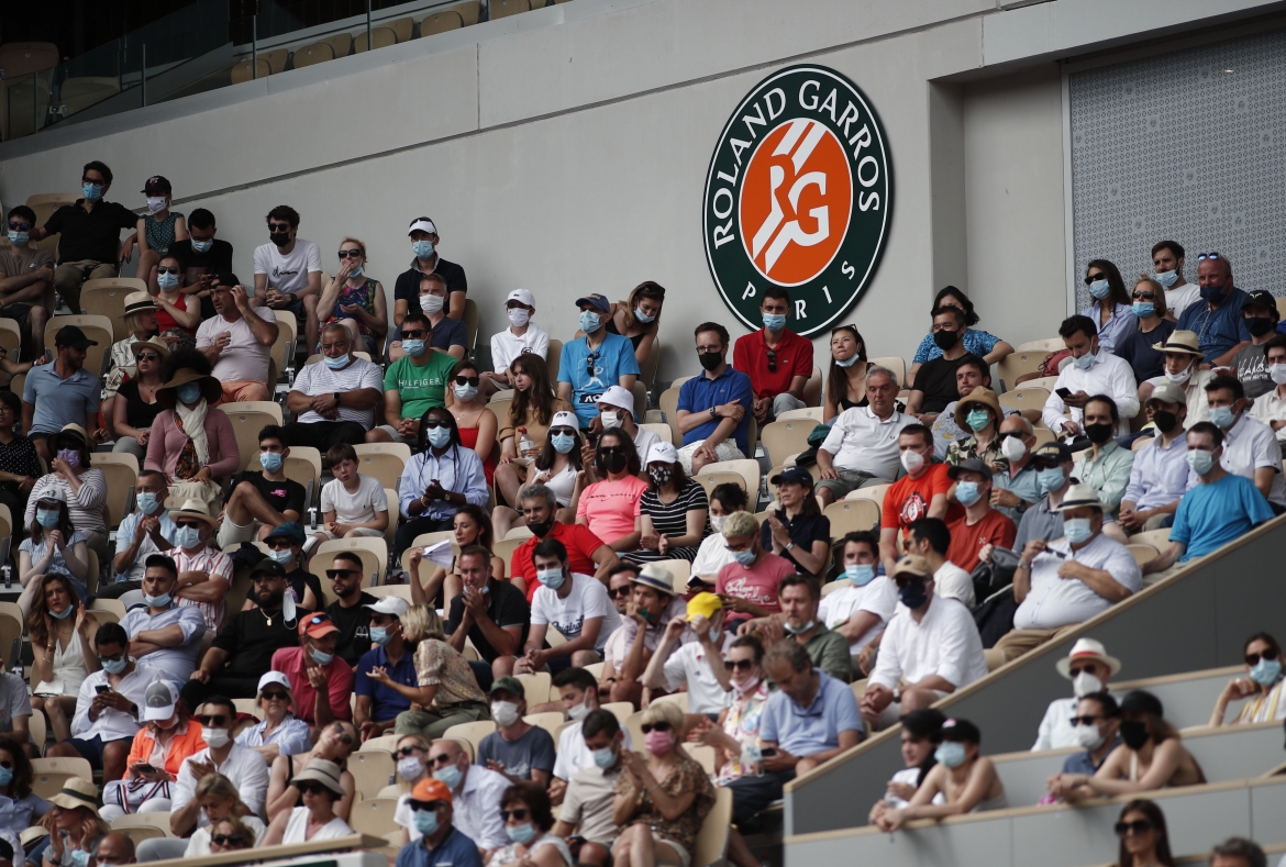 Tối 12/6, trận chung kết đơn nữ Roland Garros 2021 diễn ra dưới sự chứng kiến của đám đông khán giả được phép vào sân đấu Philippe Chatrier. 