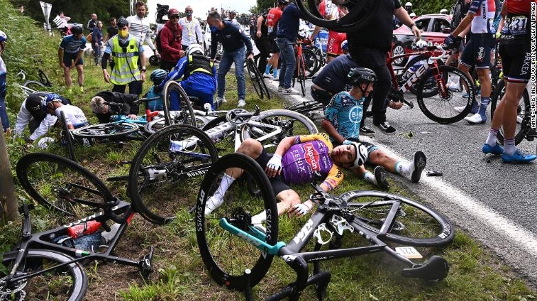 Tai nạn xảy ra ngay ngày khai mạc Tour de France. (Ảnh: Getty).