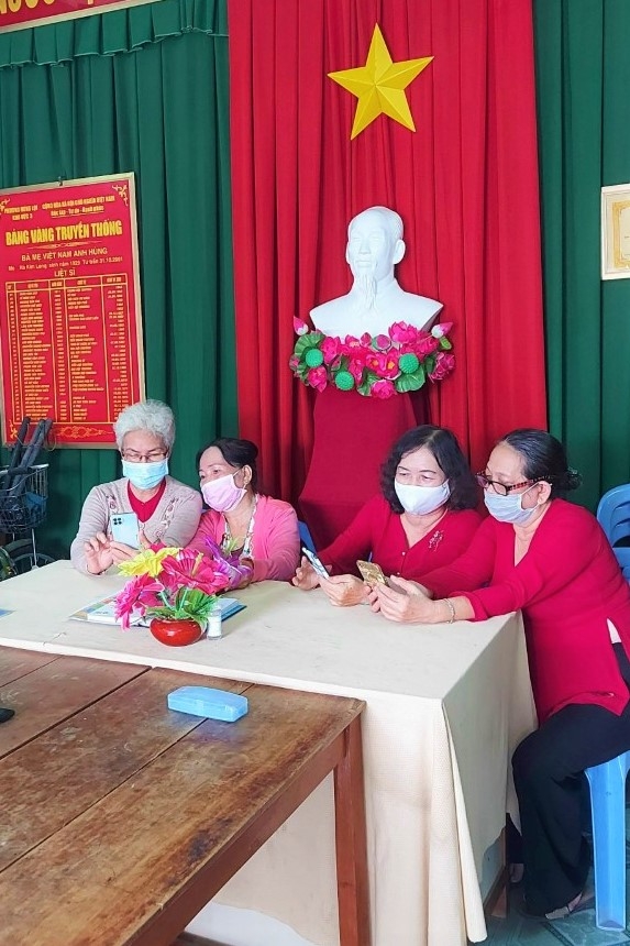 Các thành viên chủ chốt của CLB "Gia đình hạnh phúc" của Chi hội phụ nữ khu vực 3, phường Hưng Lợi, quận Ninh Kiều trao đổi cách tuyên truyền cho chị em trong dịch Covid-19.