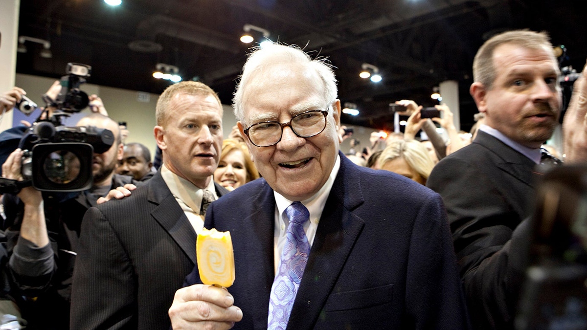 Dù rất giàu có nhưng tỷ phú Warren Buffett vẫn ăn những món ăn "bình dân", dùng phiếu giảm giá và ở trong ngôi nhà không quá xa hoa.