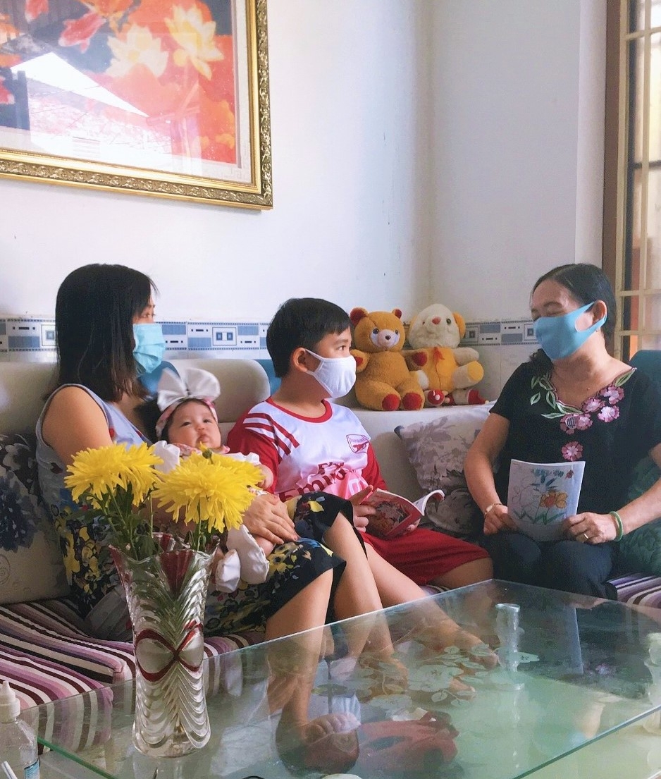 Thành viên CLB "Gia đình hạnh phúc" phường Hưng Lợi, quận Ninh Kiều trao đổi, chia sẻ kinh nghiệm nuôi dạy con khỏe tại nhà thành viên.