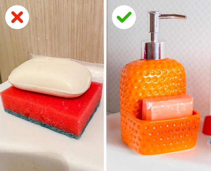 Miếng bọt biển của nhà bếp: Thứ này trông không đẹp mắt và nó chắc chắn sẽ không tạo thêm bất cứ điều gì dễ chịu cho hành động rửa tay. Xà phòng trở nên mềm và trơn trượt, và miếng bọt biển chứa đầy nước xà phòng đến mức trông giống như một chất nhờn. Bọt biển chỉ là giải pháp tạm thời, nhưng tốt hơn hết bạn nên sử dụng hộp đựng xà phòng chất lượng cao để sử dụng lâu dài.