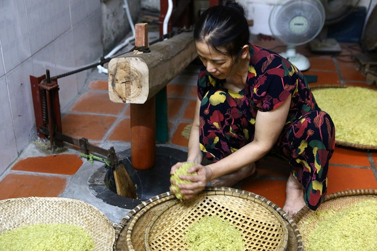 Khâu giã cốm hiện đã có máy móc hỗ trợ