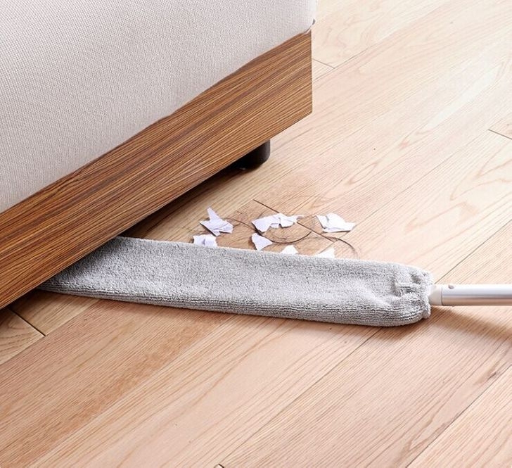 Có rất nhiều bụi ở dưới gầm bàn ghế và đó cũng là nguyên nhân khiến nhà cửa chúng ta không được sạch sẽ. Đây cũng là khu vực trong nhà ít được dọn dẹp một cách cẩn thận.