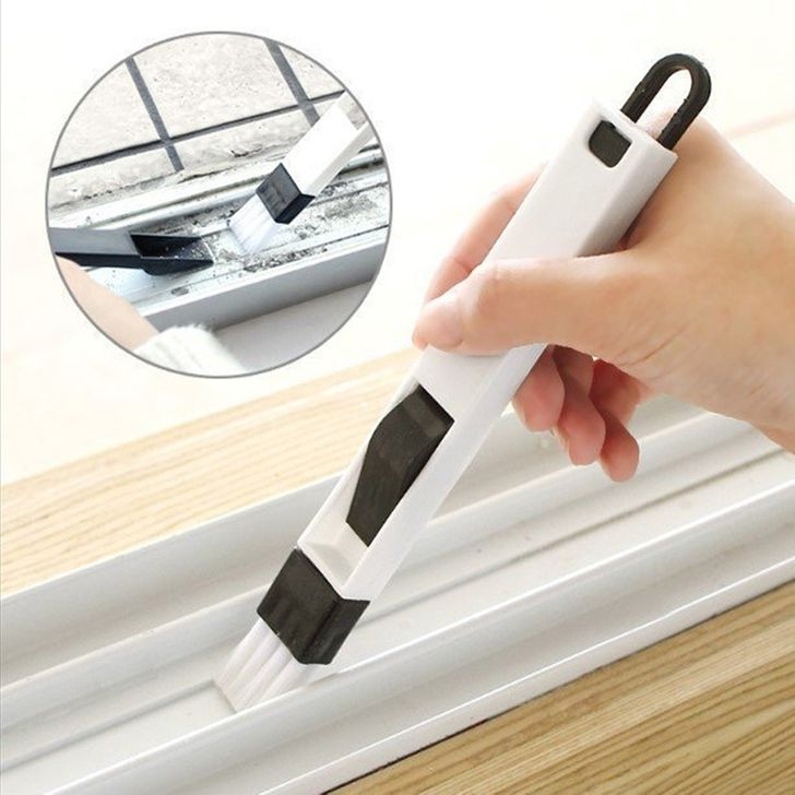 Không dễ để vệ sinh sạch sẽ tất cả các kẽ hở và góc cửa sổ. Cần phải khéo léo và tỉ mỉ để tiếp cận tất cả các ngóc ngách nhỏ, thế nhưng nếu bạn không làm điều này, cửa sổ sẽ là một trong những yếu tố gây mất thiện cảm cho ngôi nhà của bạn.