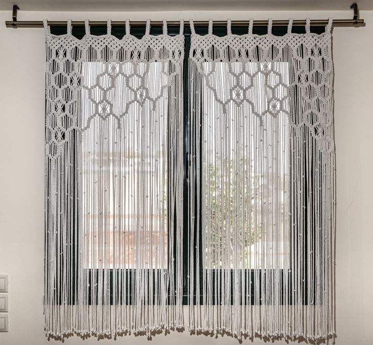 Rèm macrame: Có vẻ như kiểu trang trí cửa sổ này vẫn chưa hết mốt. Nếu phương án thay thế này phù hợp với nội thất của bạn, thì chúng tôi chắc chắn khuyên bạn nên thử nó, bởi vì hoàn toàn không công bằng khi rất ít người có thể chiêm ngưỡng vẻ đẹp này trên cửa sổ của họ bây giờ. Bạn có thể mua một chiếc rèm macrame làm sẵn hoặc bạn có thể tự làm một chiếc - như một sự thay thế thú vị hơn.