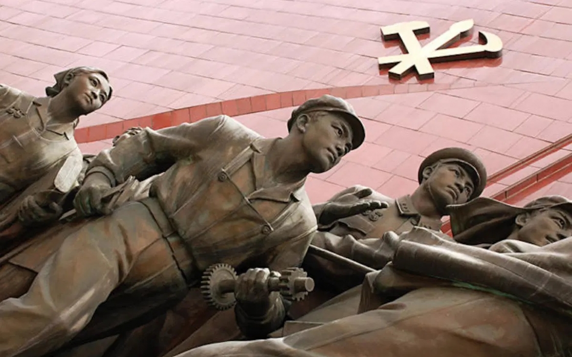 Công trình điêu khắc ở Triều Tiên, trong đó có hình ảnh quân nhân Triều Tiên và biểu tượng của Đảng Lao động Triều Tiên. Ảnh: AFP.