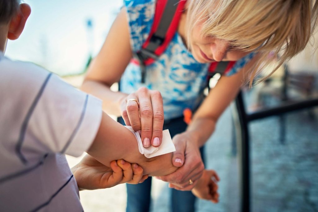 Bạn dùng xà phòng để làm sạch vết thương: Các loại xà phòng bình thường có thể gây kích ứng vùng da bị tổn thương, làm chậm quá trình lành vết thương, từ đó dẫn đến nhiễm trùng. Khi sơ cứu, bạn nên tránh sử dụng các chất tẩy rửa mạnh.