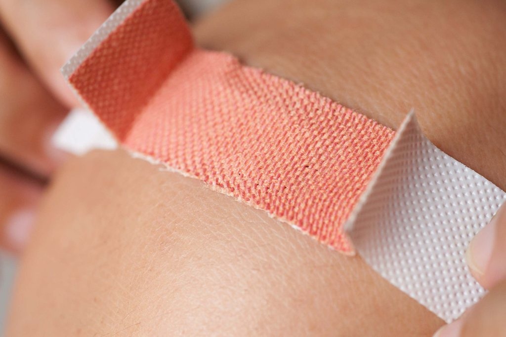 Bạn không băng vết thương: Việc không dán băng cá nhân tại vết xước để “da được thở” là một quan niệm sai lầm. Điều này sẽ khiến vết thương dễ tiếp xúc với những vi khuẩn gây viêm nhiễm hơn. Bạn nên băng vết thương và giữ cho vùng da tổn thương luôn đủ ẩm.