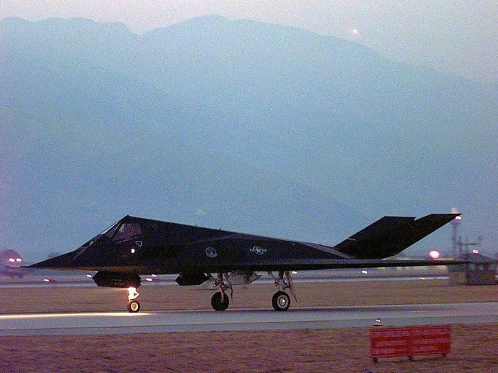 F-117 di chuyển trên đường băng tại căn cứ không quân Aviano ở Italy ngày 24/3/1999 trước khi thực hiện chiến dịch của NATO. Ảnh: Không quân Mỹ