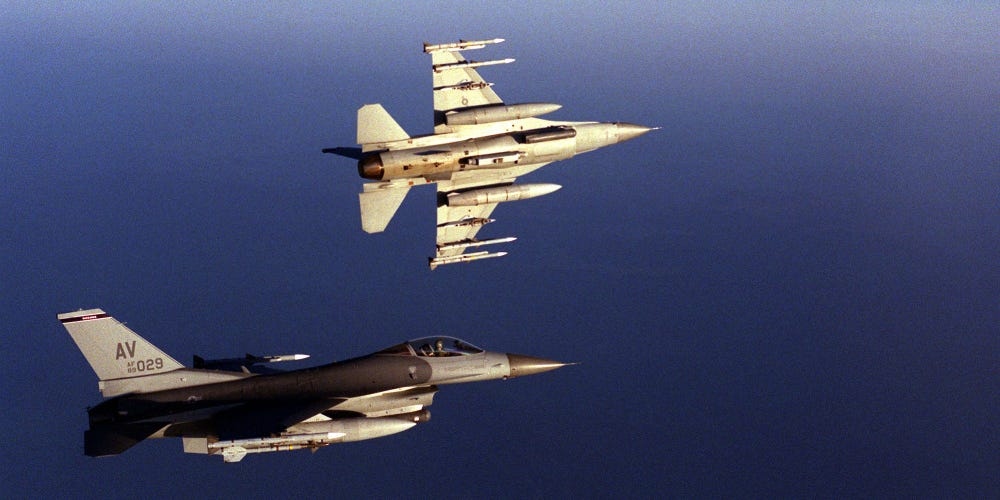 Tiêm kích F-16 thực hiện nhiệm vụ tuần tra trên không cho NATO ngày 3/5/1999. Ảnh: Không quân Mỹ