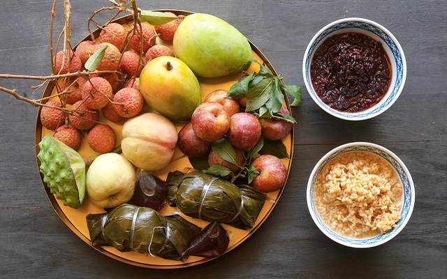 Mâm cỗ cúng Tết Đoan ngọ thường có rượu nếp.