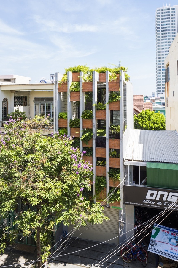 Ngôi nhà nằm ở quận Thanh Khê, TP Đà Nẵng, có diện tích xây dựng 240m2. Công trình có cấu trúc của một ngôi nhà phố có hai mặt thoáng trước và sau, mặt tiền hướng đông, mặt hậu hướng tây. Các kiến trúc sư và chủ nhà đưa ra ý tưởng làm ngôi nhà như nơi nghỉ dưỡng, gần gũi thiên nhiên. Mặt tiền ngôi nhà rất khác lạ với những bồn cây treo lơ lửng giữa những lam bê tông thẳng đứng.