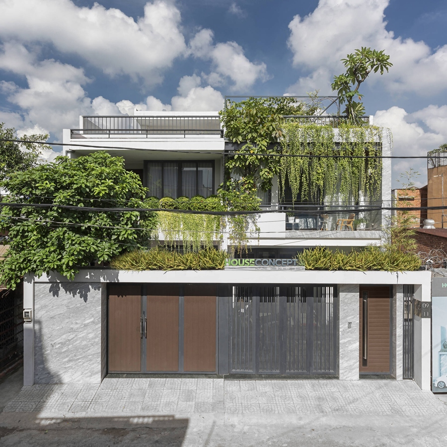 Ngôi nhà nằm ở quận Tân Bình, TP.HCM trên diện tích đất 130m2; có cấu trúc của một ngôi nhà phố với mặt tiền 5m. Khi tiến hành thiết kế, ở hiện trạng đã có một ngôi nhà xây trước đó nằm bên trái. Các kiến trúc sư đã đưa ra ý tưởng kết nối với ngôi nhà “hàng xóm” bằng các giải pháp bố cục hình khối và hình thức cổng – tường rào tương đồng. Nhờ đó, sau khi xây dựng, hai công trình có sự đồng bộ, hài hòa, tăng tính thẩm mỹ và cảm giác rộng rãi cho ngôi nhà.