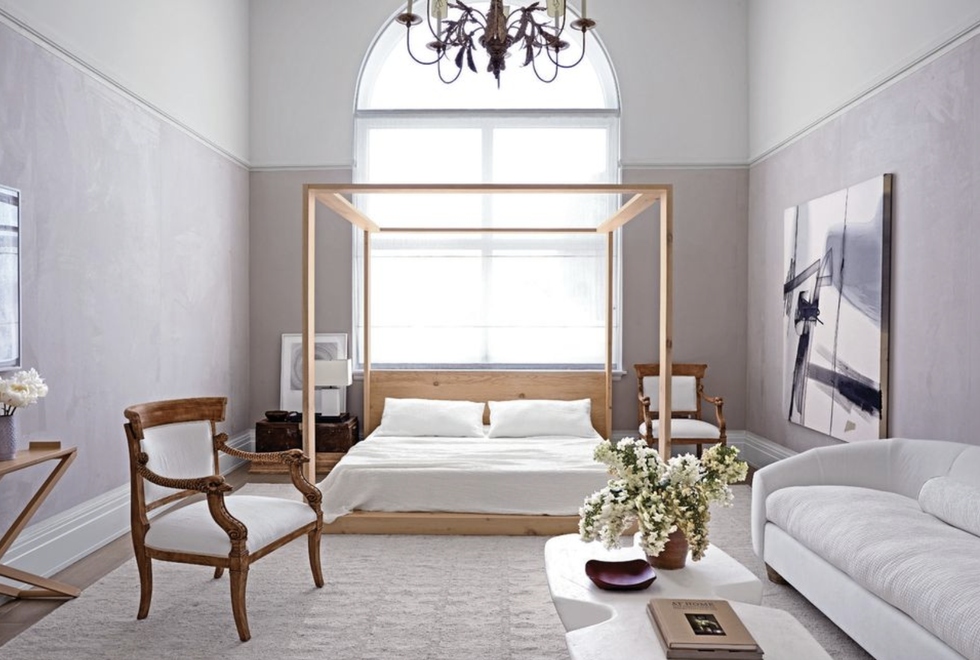 Khi nhắc đến trang trí nhà cửa, thường các gia đình chỉ thích thay đổi đồ nổi thất, thêm thắt các đồ phụ kiện như tranh, cây lá... để làm phong phú thêm không gian. Tuy nhiên, việc thay màu sơn tường mới thực sự đem lại một diện mạo mới cho ngôi nhà. Mỗi mùa lại có những màu sắc xu hướng khác nhau. Dưới đây là những màu sơn đang gây sốt mạng xã hội. 