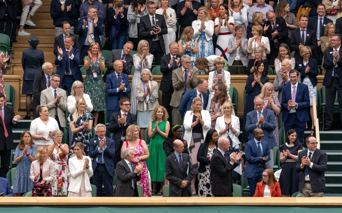 Tất cả những người có mặt ở sân đấu Wimbledon đứng dậy vỗ tay tri ân nhà khoa học Sarah Gilbert, người đứng đầu nhóm sáng lập vaccine ngừa Covid-19 của Đại học Oxford. (Ảnh: Reuters). 