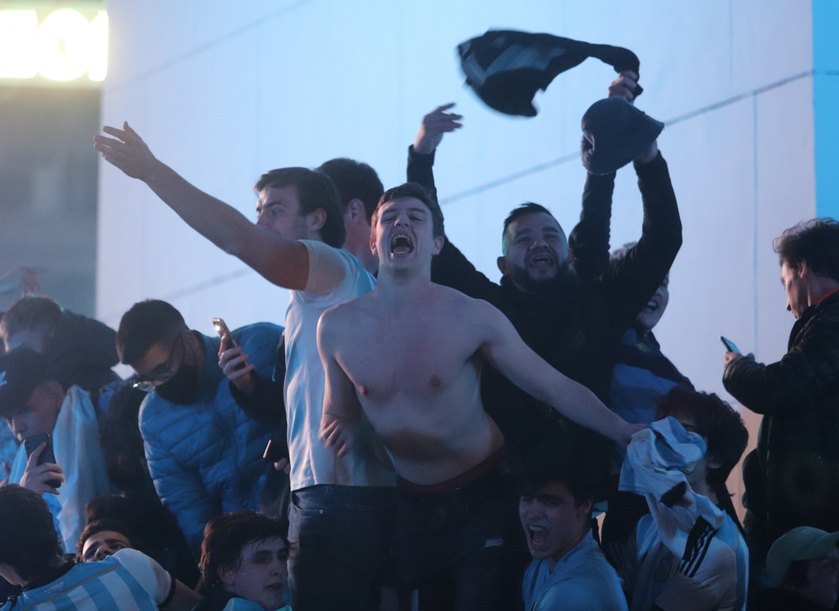 Sự phấn khích lấn án những nỗi lo sợ về dịch bệnh. 