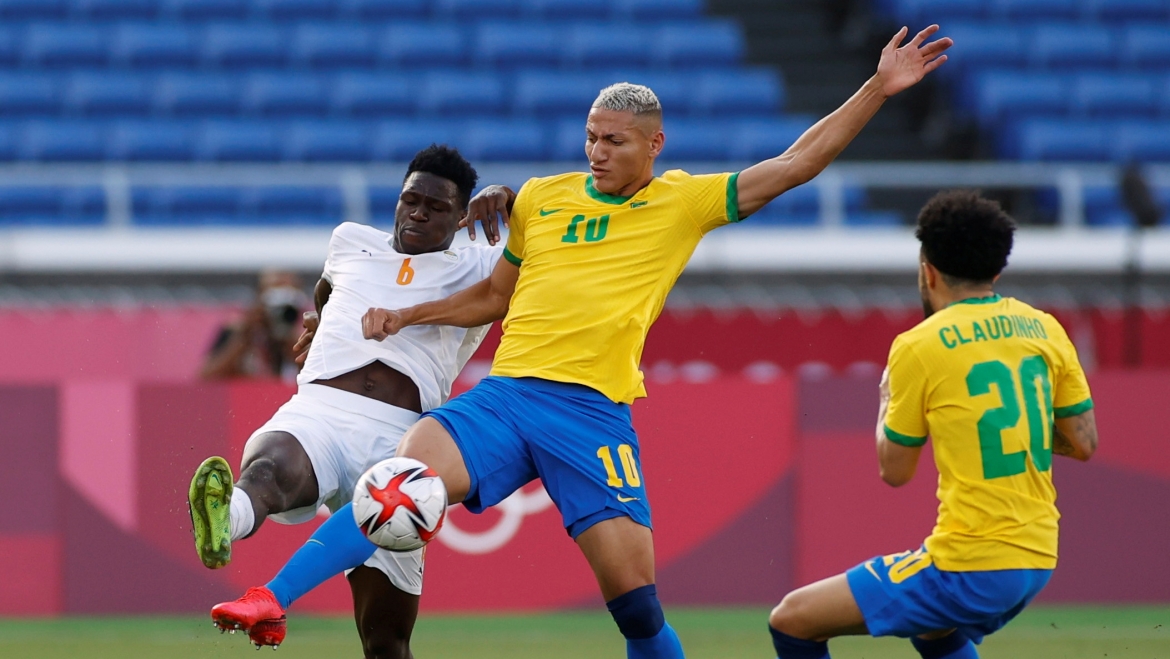 Brazil đang thi đấu chật vật trước Bờ Biển Ngà sau khi chỉ còn 10 người trên sân từ phút 14. (Ảnh: Reuters).