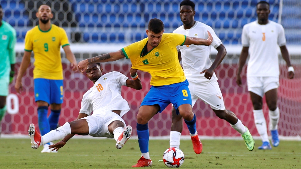 Brazil vẫn đang chơi áp đảo dủ chỉ còn 10 người. (Ảnh: Reuters).