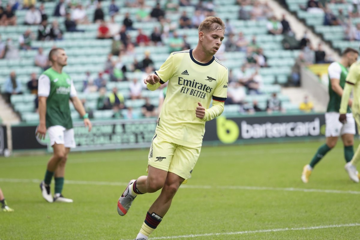 Phải đến phút 82, Smith Rowe mới rút ngắn tỷ số cho Arsenal với tình huống xâm nhập vòng cấm và dứt điểm mẫu mực. 