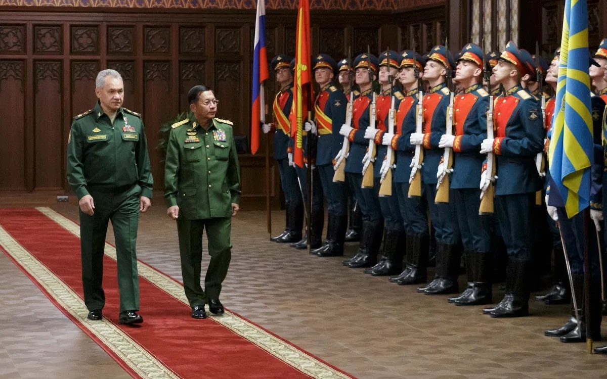 Bộ trưởng Quốc phòng Nga Sergei Shoigu (trái) và Tổng tư lệnh quân đội Myanmar Min Aung Hlaing duyệt đội danh dự trước cuộc hội đàm ở Moscow vào ngày 22/6/2021. Ảnh: AFP.
